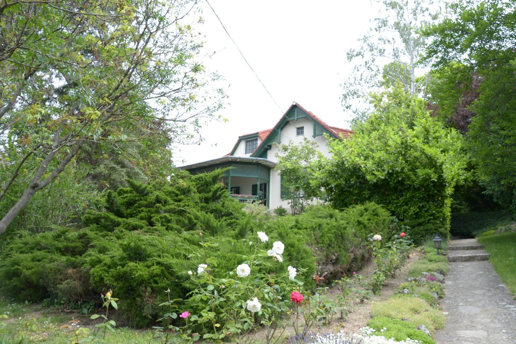 Gyöngy Apartman *
